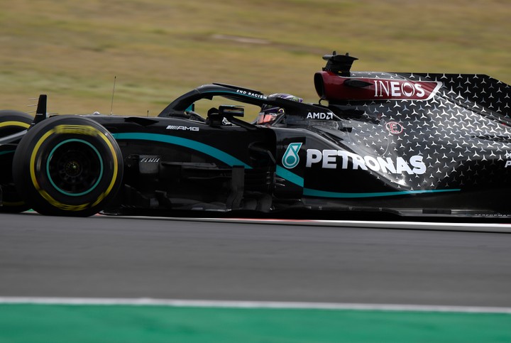 VC Portugalska: Po dramatickom štarte všetko po starom. Hamilton prekonal Schumachera!